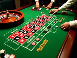 Aplikasi mobile luxiplay menampilkan antarmuka deposit dan permainan blackjack